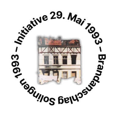 Logo mit Initiativennamen, in der Mitte das abgebrannte Haus der Familie Genc.