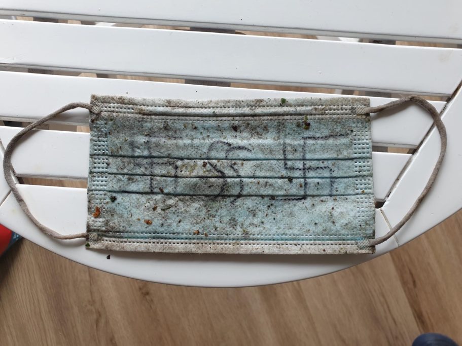 Maske mit Hakenkreuzen und SS-Runen
